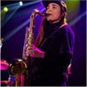 Desde los 5 años tocando el saxo, con ganas de enseñar y divertirnos.