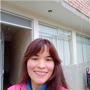 Profesora de inglés imparte clases de inglés a niños de todas las edades