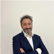 Profesional de Marketing Digital, IA y Transformación Digital con experiencia en estrategia, CX y negocio, ofrece clases prácticas