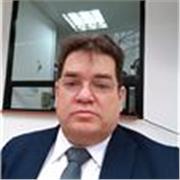 Profesor de 25 años dirigiendo empresas y enseñando practico