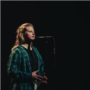 Professeur de néerlandais pour tous niveaus, aussi passionnée par la philosophie (et aussi diplômé ce domaine) et l'anglais.