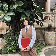 Laureata al Dams. Impartisco lezioni in ambito umanistico