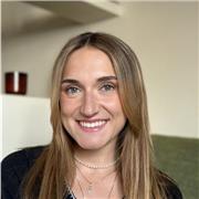 Domina el inglés disfrutando: profesora con nivel C1-C2 y método dinámico basado en la comunicación real