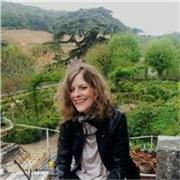 Enthousiaste à l'idée de partager ma passion pour la langue anglaise et de susciter chez mes élèves le même engouement pour l'apprentissage