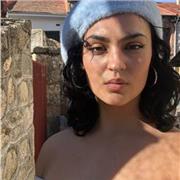 Profesora de pintura titulada en Bellas Artes por la Universidad Complutense de Madrid.