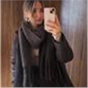 Me defino como una persona responsable y con vocación por la enseñanza en el área de humanidades y escritura