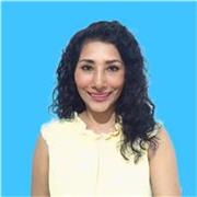 profesora de español imparte clases a adultos de todas las edades