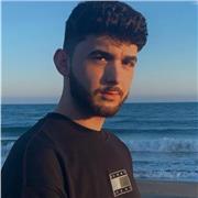 Profesor de economía imparte clases a alumnos de todas las edades