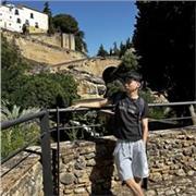 No dispongo de ningún título de Profesor pero se me han dado siempre bien. Soy capaz de cubrir las mates de Primaria perfectamente