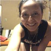 Profesora de yoga integral dicta clases online