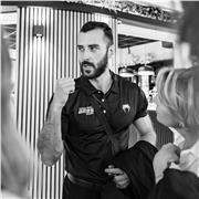 Cours de boxe pieds poings pour tout niveau et tout objectif. Entraîneur spécialisé en Savate et kick boxing. Compétiteur en Muay