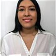 el profesor imparte clases a estudiantes de todas las edades, niños, niñas y adolescentes