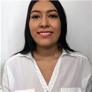 el profesor imparte clases a estudiantes de todas las edades, niños, niñas y adolescentes