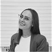 Profesora/pedagoga imparte clases adaptadas a niños/as y adolescentes