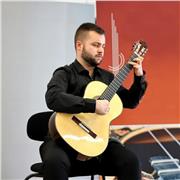 Graduado en el conservatorio y guitarrista profesional oferta clases de guitarra y música para todos los niveles, con más de 5 años de experiencia!