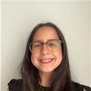 Estudiante de comunicaciones con ganas de enseñar o reforzar la lectura en niños