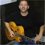 Guitarrista com passagem pela Berklee ensina violão, guitarra e baixo para crianças e adultos, presencial em Cotia ou online