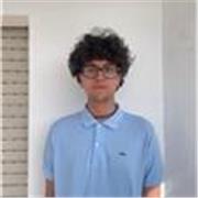 Estudiante de piano que enseña piano nivel básico.