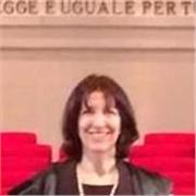 Avvocato impartisce lezioni di diritto privato