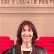 Avvocato impartisce lezioni di diritto privato