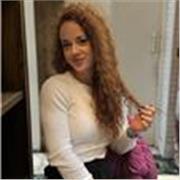 Me defino una chica responsable, seria y que le gusta siempre seguir creciendo, aportando a los demás y redescubriéndose.