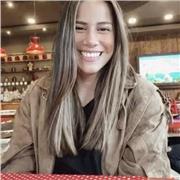 Maestra de literatura imparte clases a niños de primaria