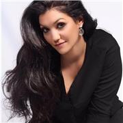 Certificada en vocal coach, cantante y actriz con más de 20 años de experiencia.Clases canto iniciación