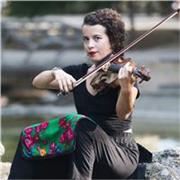 Profesora de música imparte clases de piano y violín