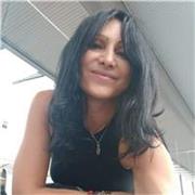 Profesora de yoga certificada Alliance formada con profesores de la India