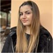 sono una studentessa che si sta laureando in biotecnologie! Quindi sono molto ferrata in chimica, biologia ed inglese!