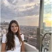 studentessa universitaria in mediazione linguistica e culturale offre aiuto compiti