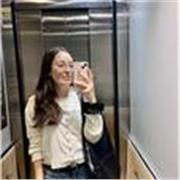 Estudiante avanzada de nutrición con conocimientos sólidos para enseñar a niños sobre biología de forma didáctica y amigable 