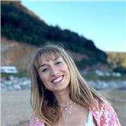 Profesora de euskaltegi municipal que tiene algunas horas libres en las que podría dar algunas clases particulares como apoyo