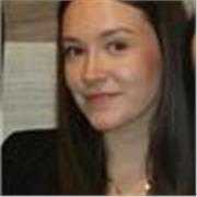 Profesora de asignaturas básicas para niños en el colegio.