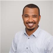 Engagierter English Tutor, der kinder aller Altersgruppen unterrichtet.