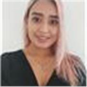 Profesora de psicología imparte clases a niños, niñas y adolescentes de todas las edades