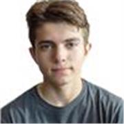 Estudiante de bachillerato hábil identificando y resolviendo los problemas de aprendizaje de los alumnos.