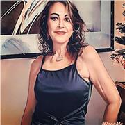 Soy una mujer responsable, empática, decidida, proactiva y con mucha visión de éxito. He dedicado mi vida a ayudar a otros a convertirse en las personas que desean ser, a sanar herida y acompañarlas en su proceso de desarrollo y crecimiento, connlos que y