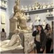 Profesora de historia, arqueología e historia del arte.