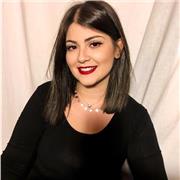 Ragazza diplomata impartisce lezioni per le scuole elementari e medie