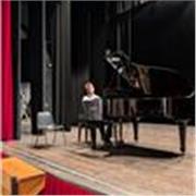 Docente di pianoforte impartisce lezioni a studenti di tutte le età e livello