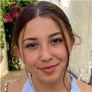 Matriculada en la UAB. Con bachillerato social. He trabajado con niños de educación especial en extraescolares, casales y en casa.