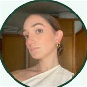 Soy una estudiante universitaria. He materias como matemáticas, biología, química y física en ingles. Mi colegio era británico.