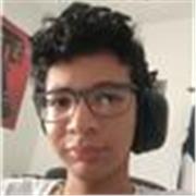 Estudiante de lenguas extranjeras con método estructurado y clases de inglés dinámicas para niveles A1 a B2