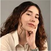Estudiante de arte y dibujante con experiencia en cuidar niños.