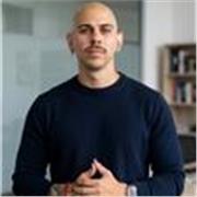 profesional del acondicionamiento físico polivalente y orientado a resultados, con una sólida base técnica avala