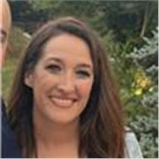 Profesora graduada en historia, además con amplios conocimientos en historia del arte y geografia