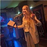 Profesora de Lengua Castellana y Literatura para secundaria. Periodista y redactora, amarás las letras y la escritura!