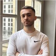 Éducateur sportif qui pratique des cours de sport à domicile ou dehors, renforcement musculaire, stretching, cardio