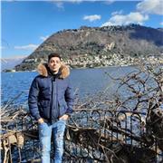 Studente universitario diplomato in economia e sistemi informativi con 75